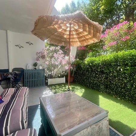 Ti Tahiti Studio: Beachside Retreat With Cozy Terrace Apartment La Grande-Motte